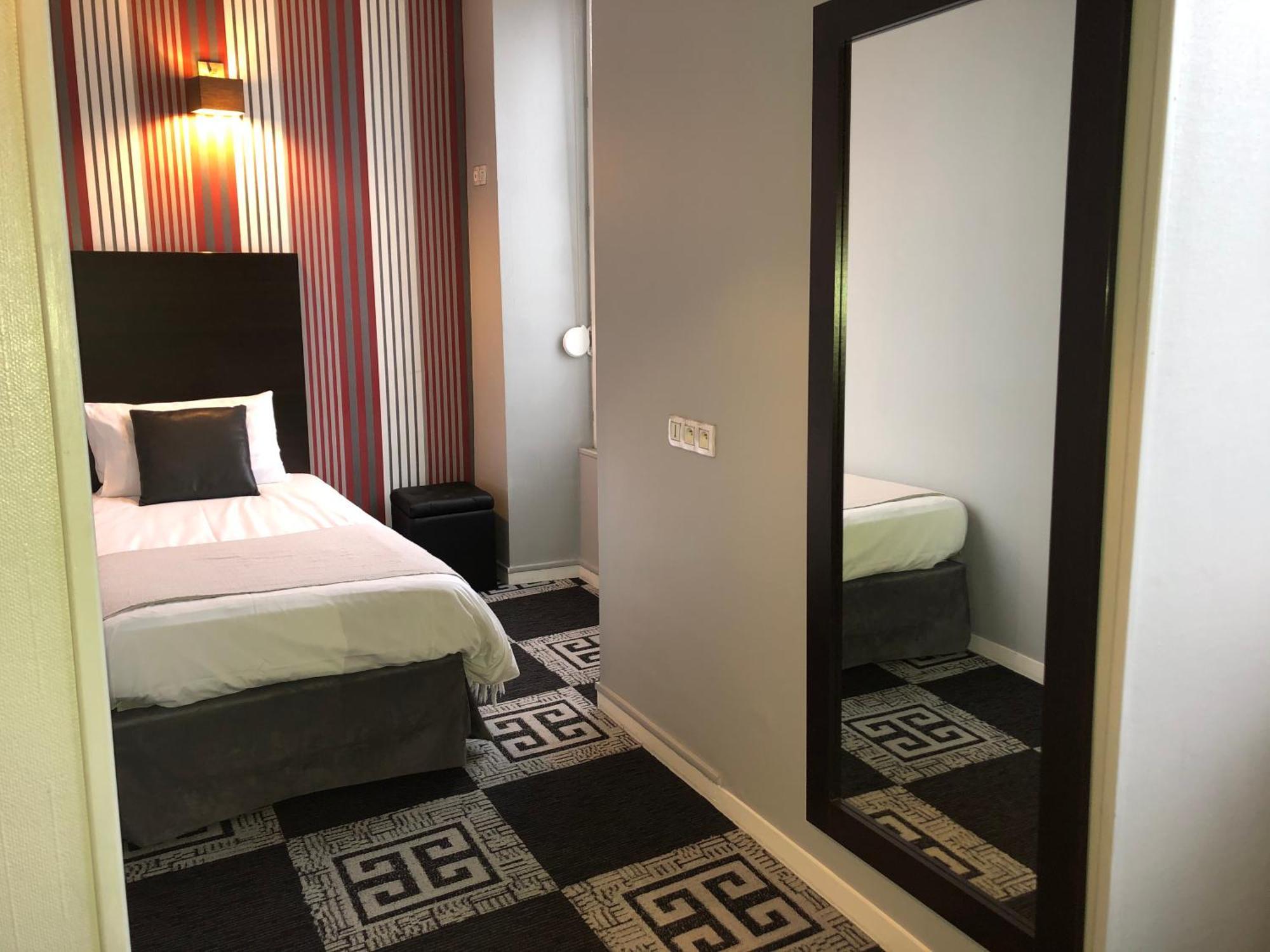 Hotel Le Charleston Льо Ман Екстериор снимка